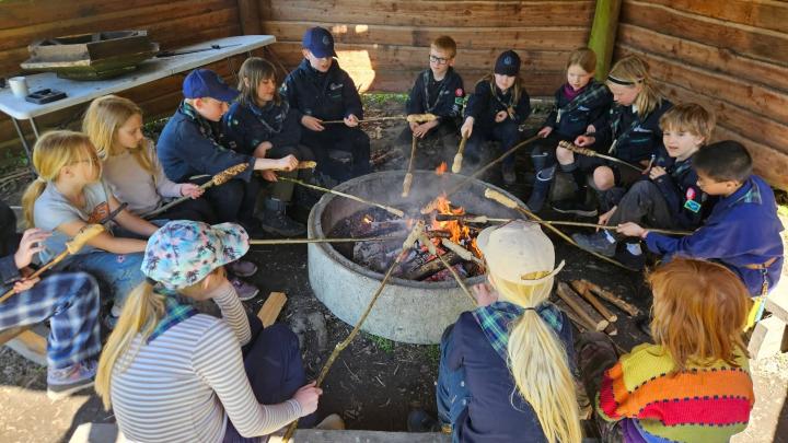 Minier og juniorere bager snobrød