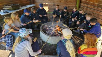 Minier og juniorere bager snobrød